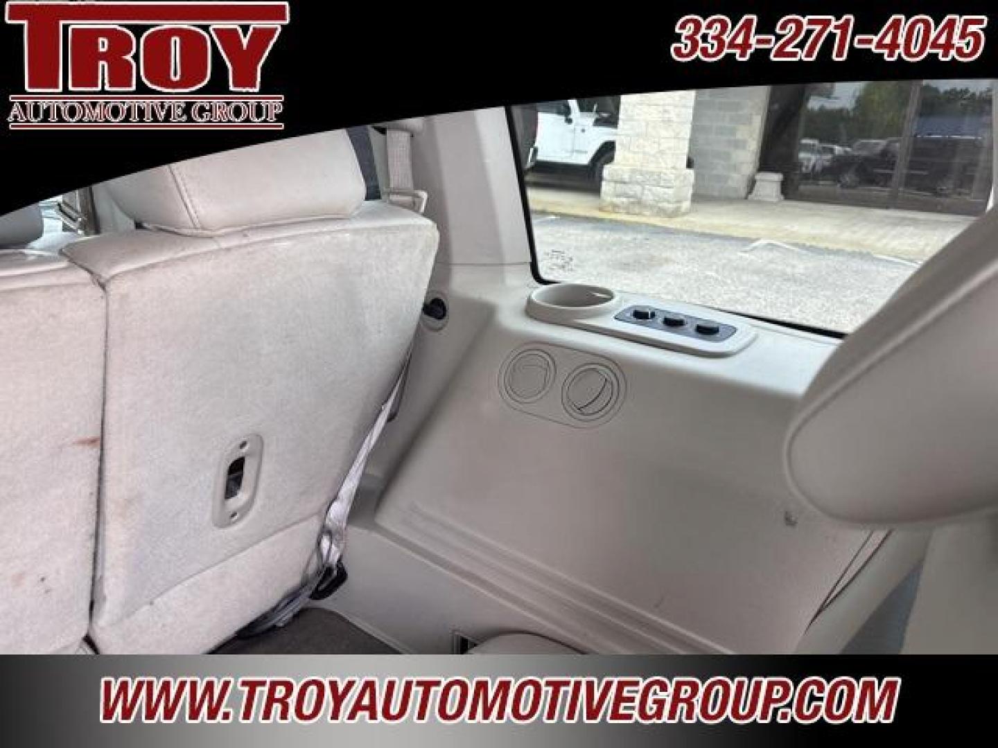 2006 Dark Khaki Pearlcoat /Khaki Jeep Commander Limited (1J8HH58266C) with an HEMI 5.7L V8 Multi Displacement engine, Automatic transmission, located at 6812 Atlanta Hwy, Montgomery, AL, 36117, (334) 271-4045, 32.382118, -86.178673 - Dark Khaki Pearlcoat 2006 Jeep Commander Limited RWD HEMI 5.7L V8 Multi Displacement 5-Speed Automatic<br><br>Financing Available---Top Value for Trades. - Photo#20