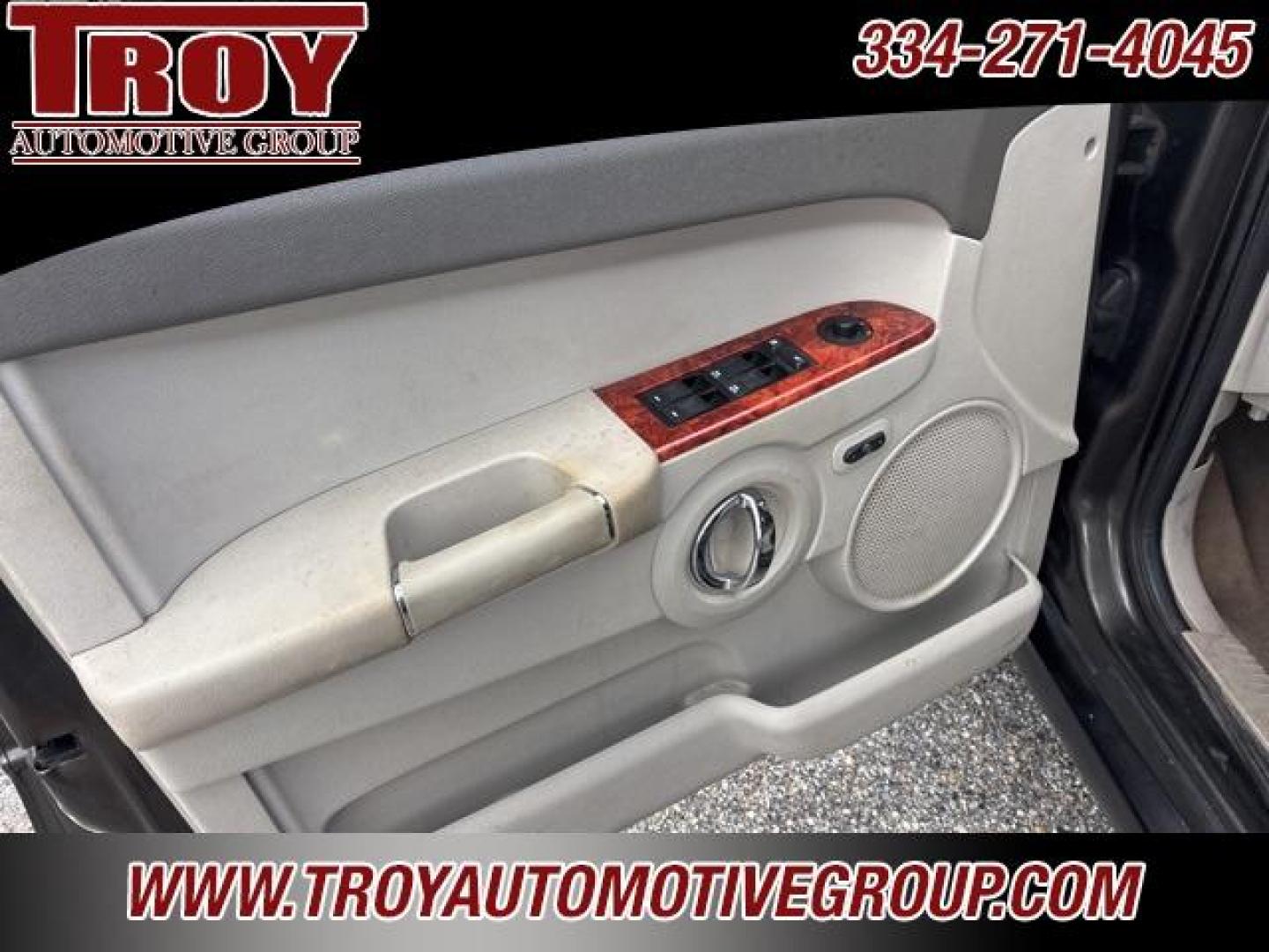 2006 Dark Khaki Pearlcoat /Khaki Jeep Commander Limited (1J8HH58266C) with an HEMI 5.7L V8 Multi Displacement engine, Automatic transmission, located at 6812 Atlanta Hwy, Montgomery, AL, 36117, (334) 271-4045, 32.382118, -86.178673 - Dark Khaki Pearlcoat 2006 Jeep Commander Limited RWD HEMI 5.7L V8 Multi Displacement 5-Speed Automatic<br><br>Financing Available---Top Value for Trades. - Photo#40