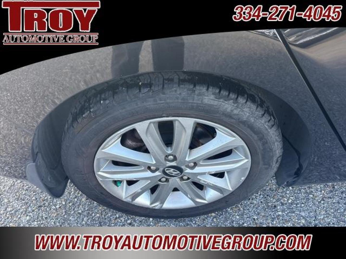 2015 Black Noir Pearl /Gray Hyundai Elantra SE (KMHDH4AE2FU) with an 1.8L I4 MPI DOHC 16V ULEV II 145hp engine, Automatic transmission, located at 6812 Atlanta Hwy, Montgomery, AL, 36117, (334) 271-4045, 32.382118, -86.178673 - Photo#19