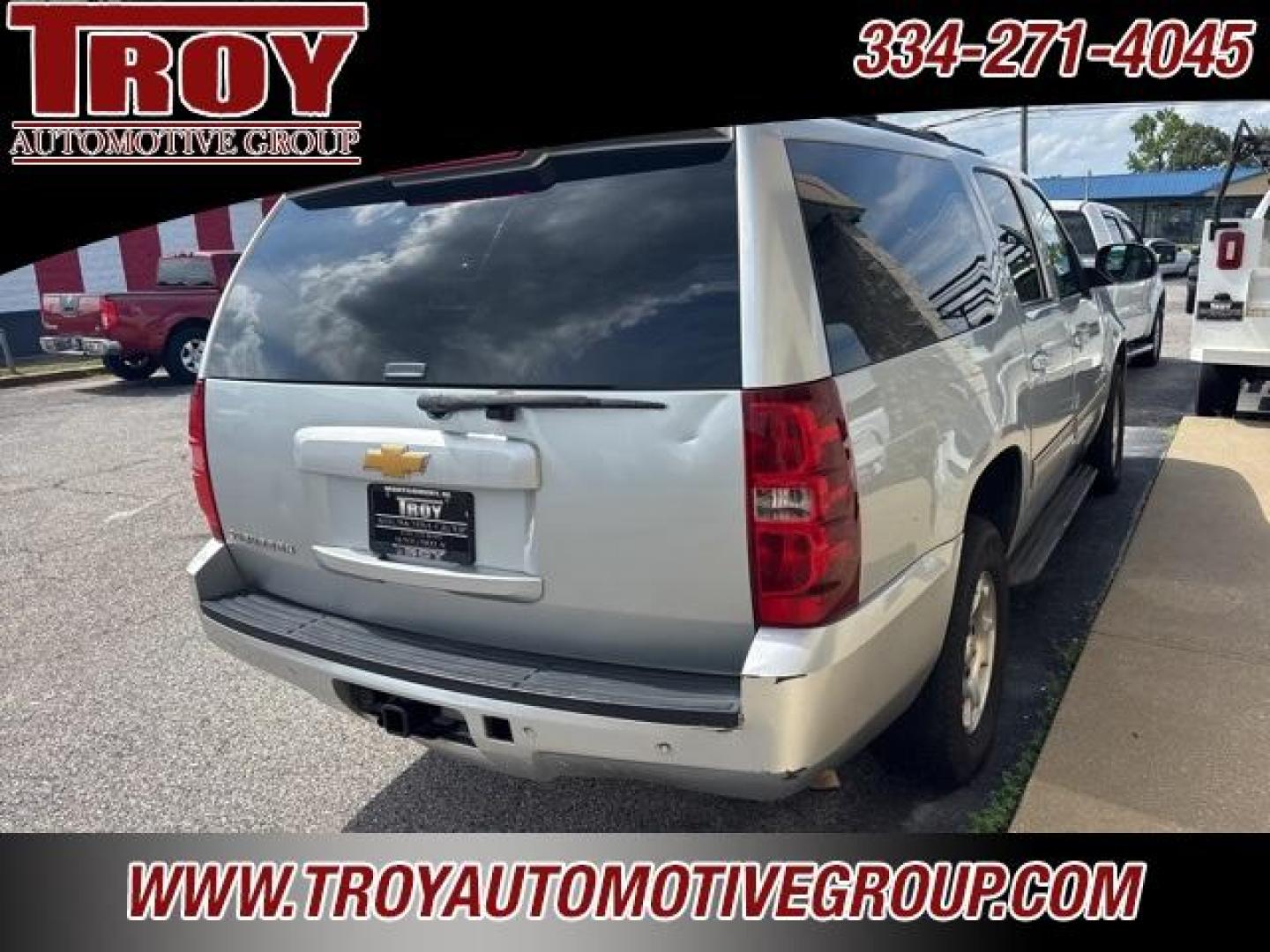 2013 Silver Ice Metallic /Light Titanium/Dark Titanium Chevrolet Suburban 1500 LT (1GNSCJE03DR) with an Vortec 5.3L V8 SFI Flex Fuel engine, Automatic transmission, located at 6812 Atlanta Hwy, Montgomery, AL, 36117, (334) 271-4045, 32.382118, -86.178673 - 2-Owner!!<br>Power Sunroof!! - Photo#8