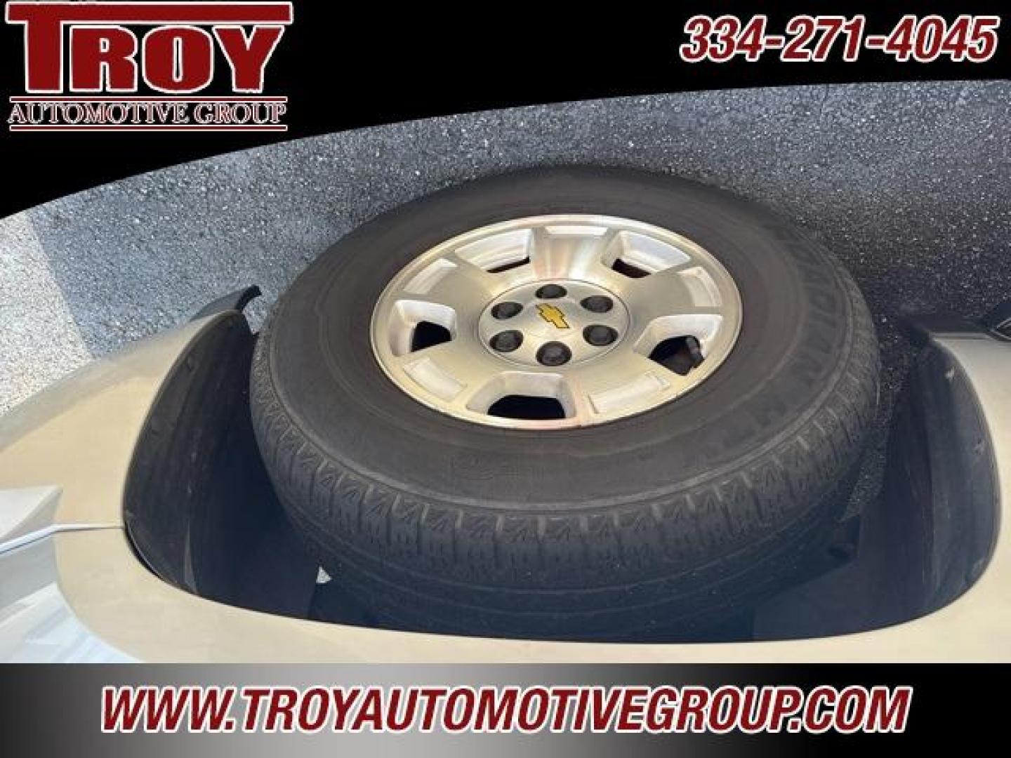 2013 Silver Ice Metallic /Light Titanium/Dark Titanium Chevrolet Suburban 1500 LT (1GNSCJE03DR) with an Vortec 5.3L V8 SFI Flex Fuel engine, Automatic transmission, located at 6812 Atlanta Hwy, Montgomery, AL, 36117, (334) 271-4045, 32.382118, -86.178673 - 2-Owner!!<br>Power Sunroof!! - Photo#10