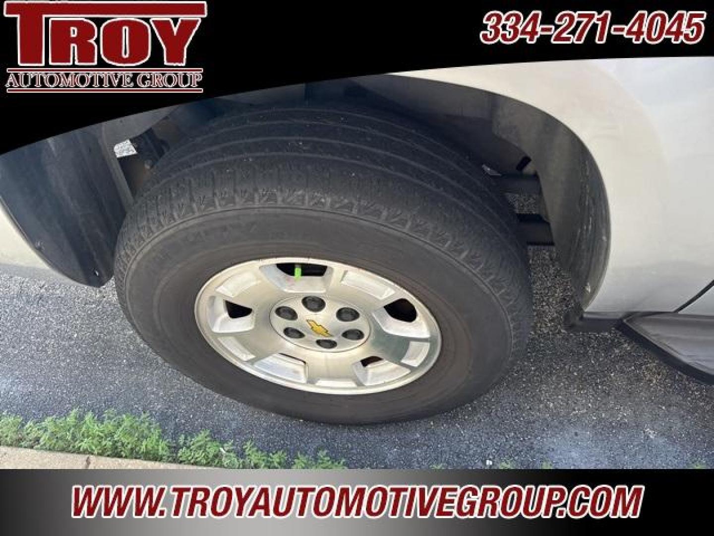 2013 Silver Ice Metallic /Light Titanium/Dark Titanium Chevrolet Suburban 1500 LT (1GNSCJE03DR) with an Vortec 5.3L V8 SFI Flex Fuel engine, Automatic transmission, located at 6812 Atlanta Hwy, Montgomery, AL, 36117, (334) 271-4045, 32.382118, -86.178673 - 2-Owner!!<br>Power Sunroof!! - Photo#11