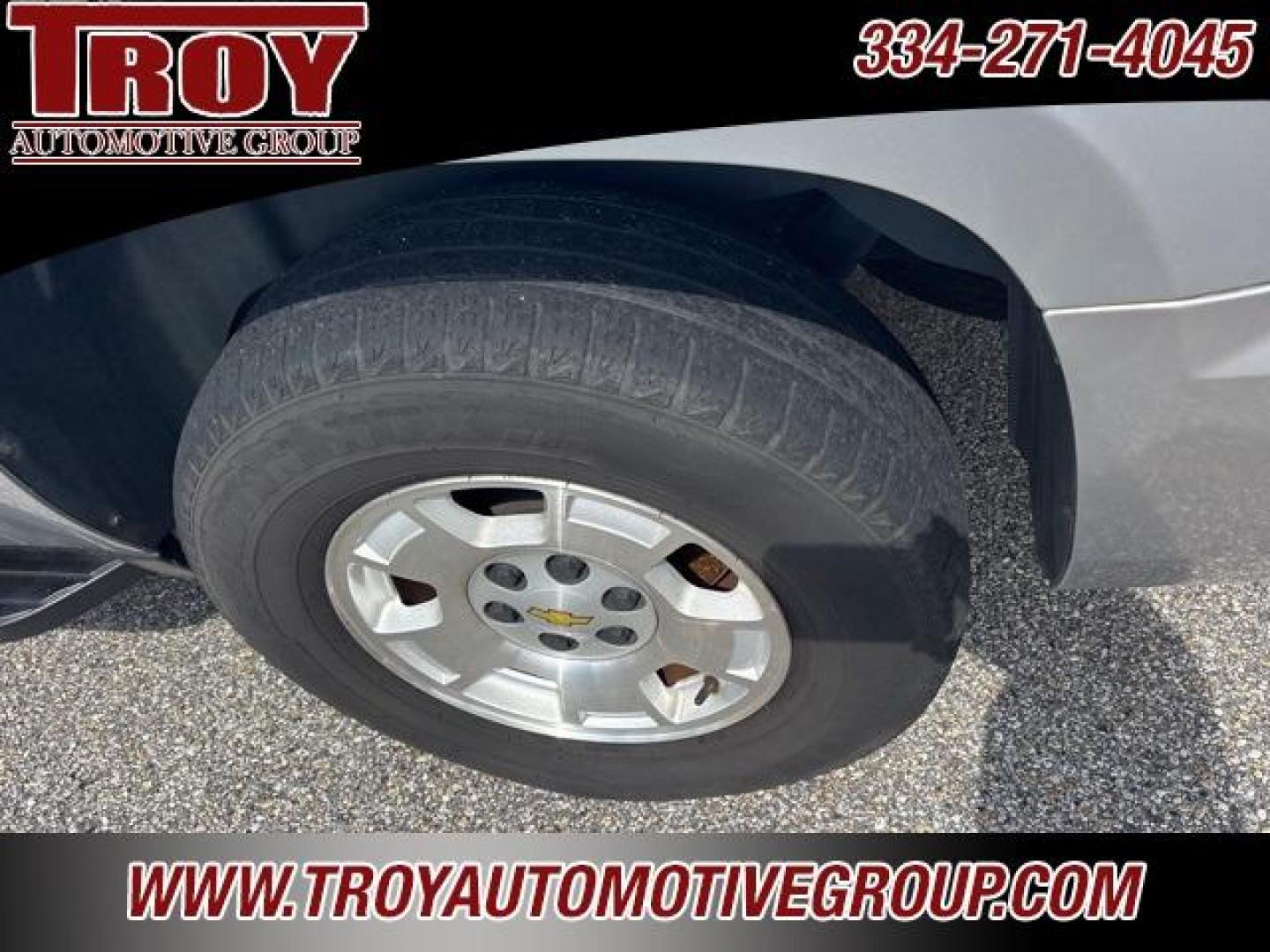 2013 Silver Ice Metallic /Light Titanium/Dark Titanium Chevrolet Suburban 1500 LT (1GNSCJE03DR) with an Vortec 5.3L V8 SFI Flex Fuel engine, Automatic transmission, located at 6812 Atlanta Hwy, Montgomery, AL, 36117, (334) 271-4045, 32.382118, -86.178673 - 2-Owner!!<br>Power Sunroof!! - Photo#13