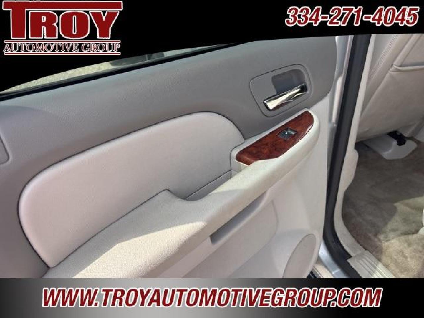 2013 Silver Ice Metallic /Light Titanium/Dark Titanium Chevrolet Suburban 1500 LT (1GNSCJE03DR) with an Vortec 5.3L V8 SFI Flex Fuel engine, Automatic transmission, located at 6812 Atlanta Hwy, Montgomery, AL, 36117, (334) 271-4045, 32.382118, -86.178673 - 2-Owner!!<br>Power Sunroof!! - Photo#18