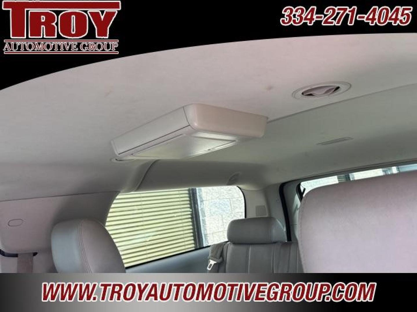 2013 Silver Ice Metallic /Light Titanium/Dark Titanium Chevrolet Suburban 1500 LT (1GNSCJE03DR) with an Vortec 5.3L V8 SFI Flex Fuel engine, Automatic transmission, located at 6812 Atlanta Hwy, Montgomery, AL, 36117, (334) 271-4045, 32.382118, -86.178673 - 2-Owner!!<br>Power Sunroof!! - Photo#20