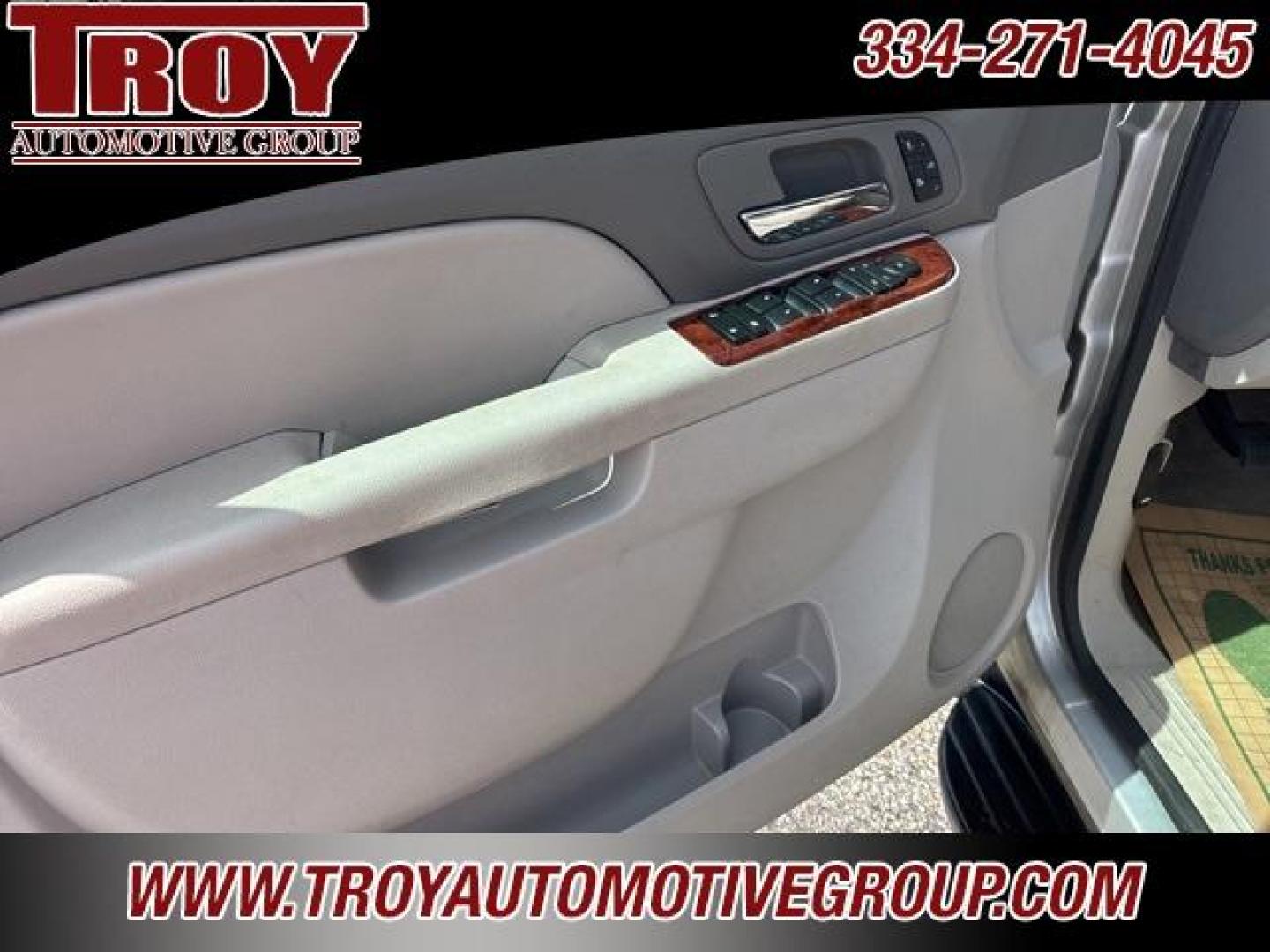 2013 Silver Ice Metallic /Light Titanium/Dark Titanium Chevrolet Suburban 1500 LT (1GNSCJE03DR) with an Vortec 5.3L V8 SFI Flex Fuel engine, Automatic transmission, located at 6812 Atlanta Hwy, Montgomery, AL, 36117, (334) 271-4045, 32.382118, -86.178673 - 2-Owner!!<br>Power Sunroof!! - Photo#28