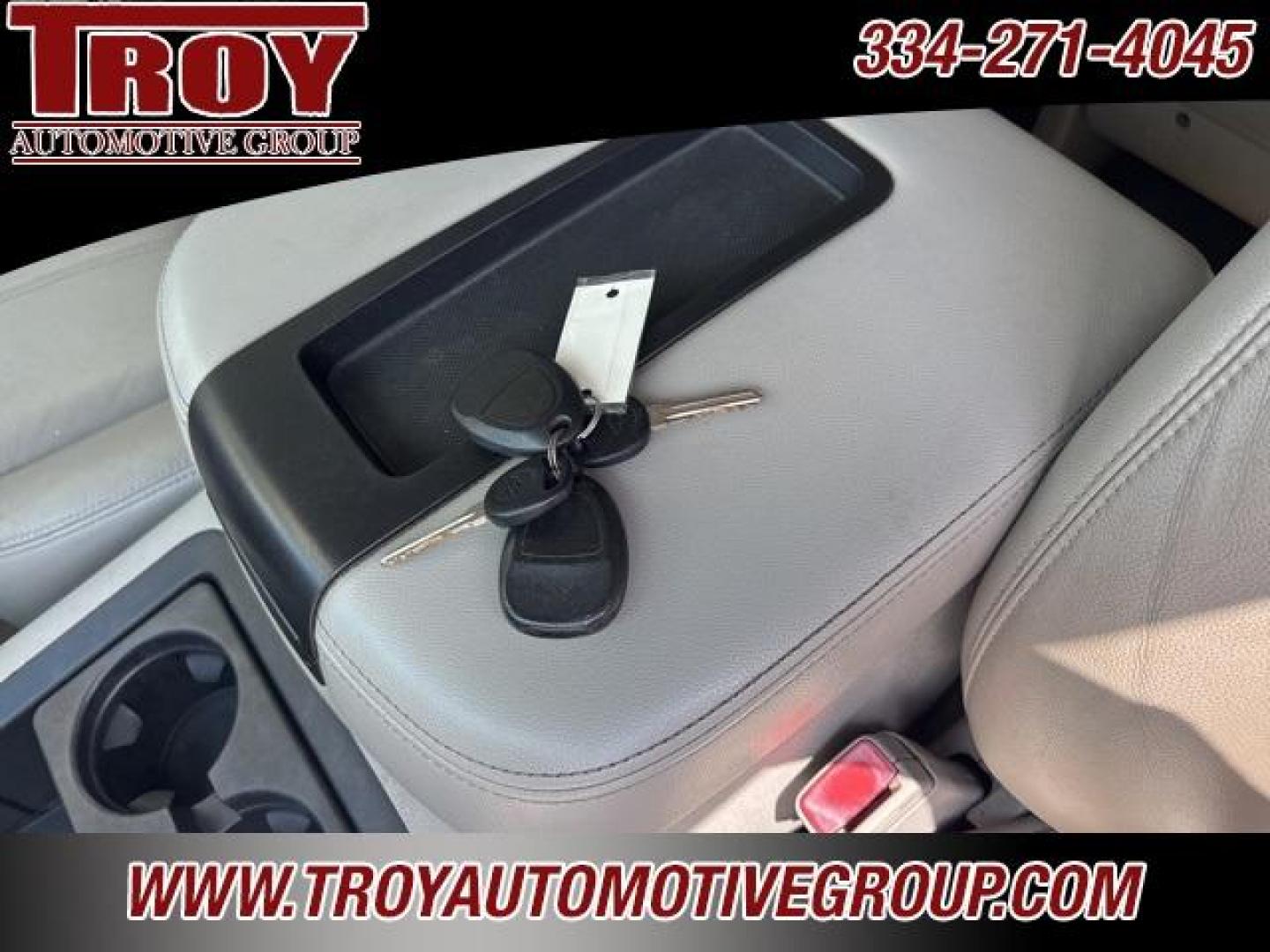 2013 Silver Ice Metallic /Light Titanium/Dark Titanium Chevrolet Suburban 1500 LT (1GNSCJE03DR) with an Vortec 5.3L V8 SFI Flex Fuel engine, Automatic transmission, located at 6812 Atlanta Hwy, Montgomery, AL, 36117, (334) 271-4045, 32.382118, -86.178673 - 2-Owner!!<br>Power Sunroof!! - Photo#31