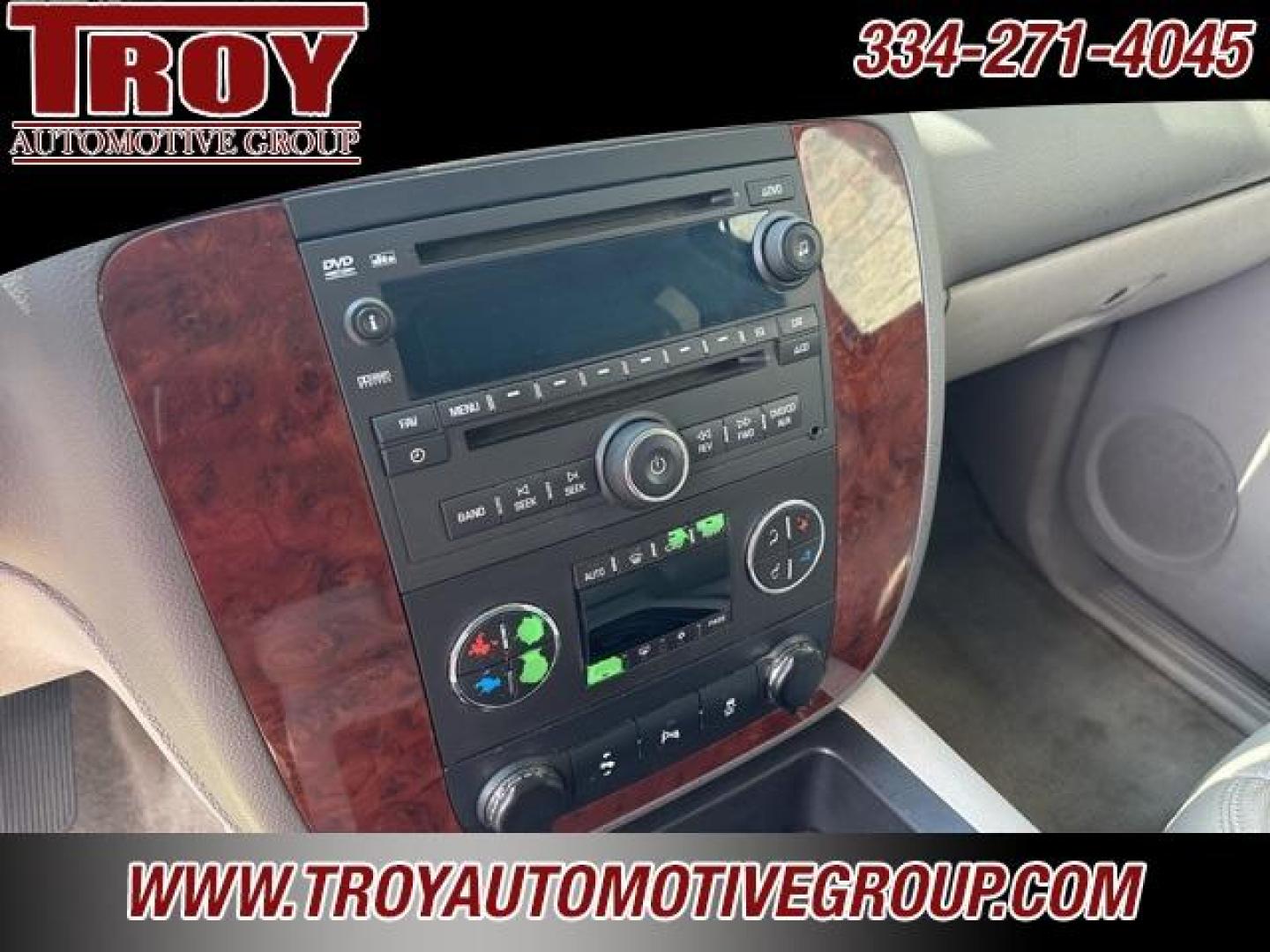 2013 Silver Ice Metallic /Light Titanium/Dark Titanium Chevrolet Suburban 1500 LT (1GNSCJE03DR) with an Vortec 5.3L V8 SFI Flex Fuel engine, Automatic transmission, located at 6812 Atlanta Hwy, Montgomery, AL, 36117, (334) 271-4045, 32.382118, -86.178673 - 2-Owner!!<br>Power Sunroof!! - Photo#32