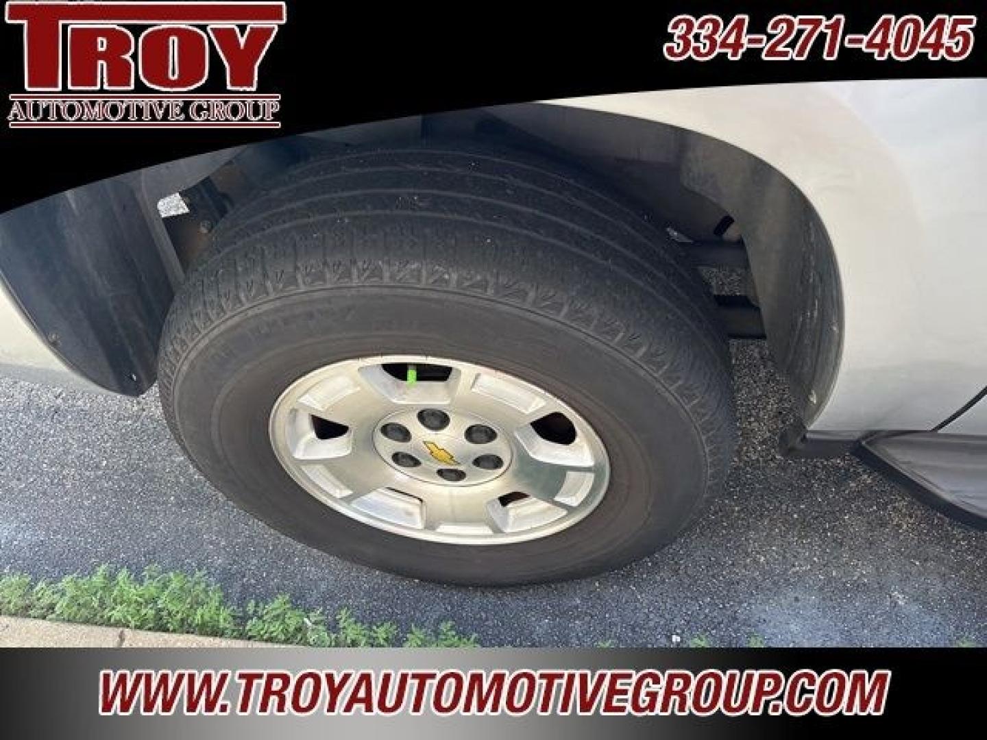 2013 Silver Ice Metallic /Light Titanium/Dark Titanium Chevrolet Suburban 1500 LT (1GNSCJE03DR) with an Vortec 5.3L V8 SFI Flex Fuel engine, Automatic transmission, located at 6812 Atlanta Hwy, Montgomery, AL, 36117, (334) 271-4045, 32.382118, -86.178673 - 2-Owner!!<br>Power Sunroof!!- Photo#11