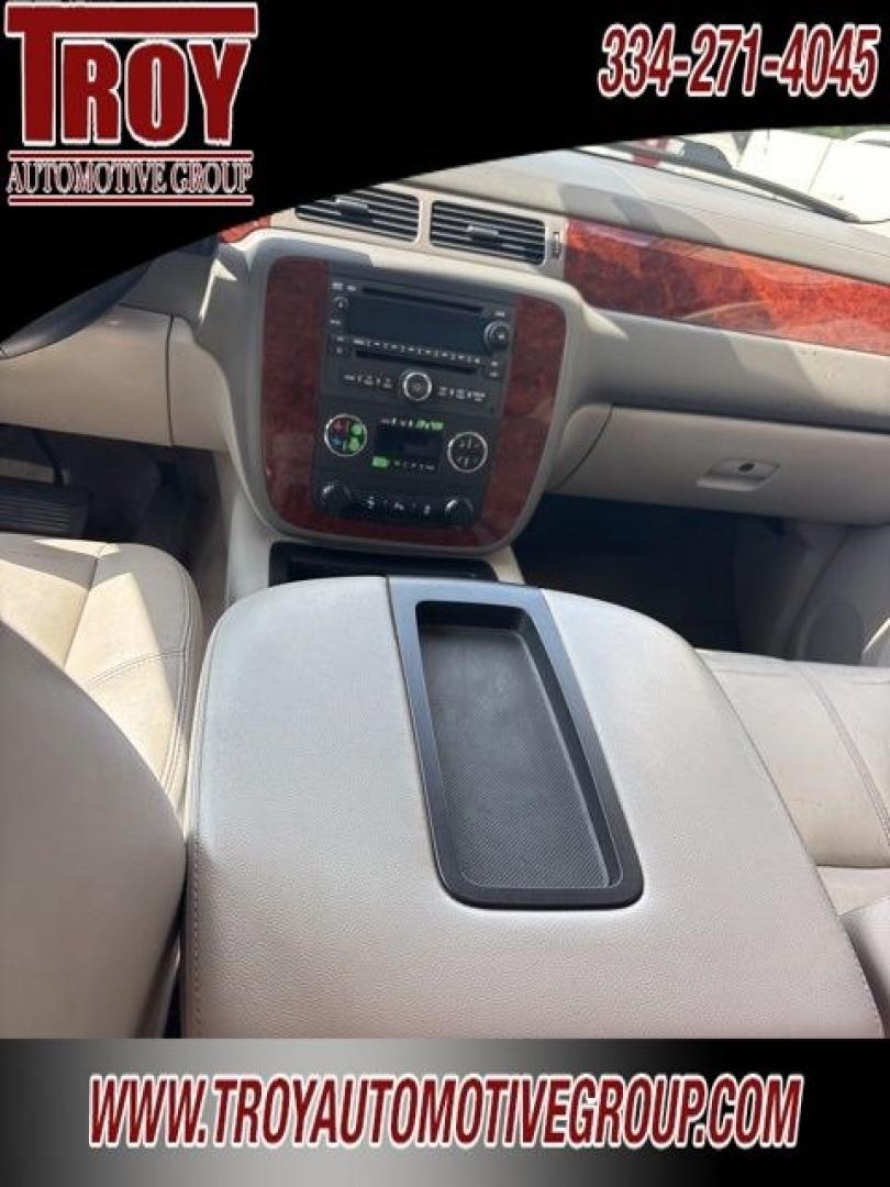 2013 Silver Ice Metallic /Light Titanium/Dark Titanium Chevrolet Suburban 1500 LT (1GNSCJE03DR) with an Vortec 5.3L V8 SFI Flex Fuel engine, Automatic transmission, located at 6812 Atlanta Hwy, Montgomery, AL, 36117, (334) 271-4045, 32.382118, -86.178673 - 2-Owner!!<br>Power Sunroof!!- Photo#26