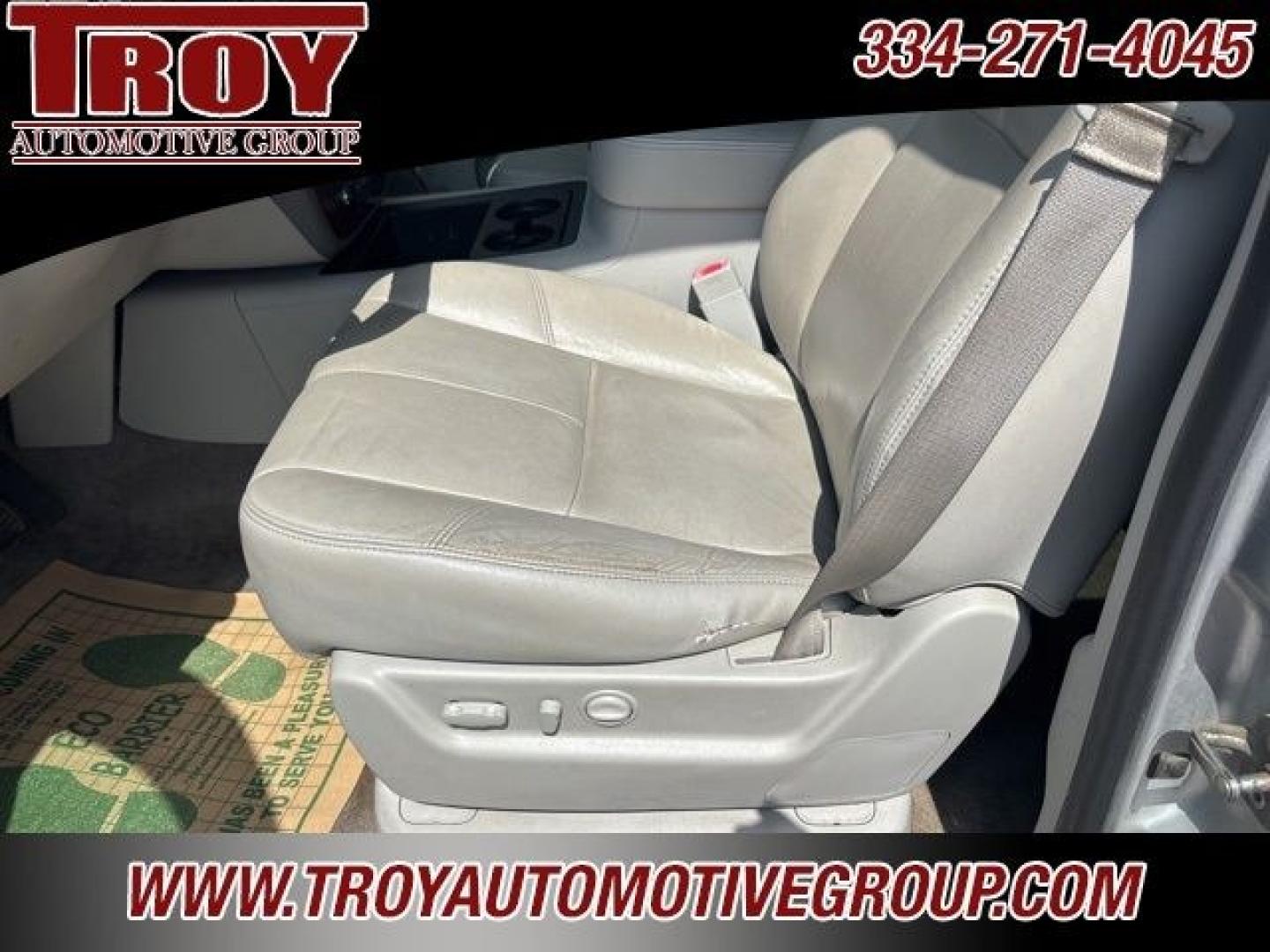 2013 Silver Ice Metallic /Light Titanium/Dark Titanium Chevrolet Suburban 1500 LT (1GNSCJE03DR) with an Vortec 5.3L V8 SFI Flex Fuel engine, Automatic transmission, located at 6812 Atlanta Hwy, Montgomery, AL, 36117, (334) 271-4045, 32.382118, -86.178673 - 2-Owner!!<br>Power Sunroof!!- Photo#27