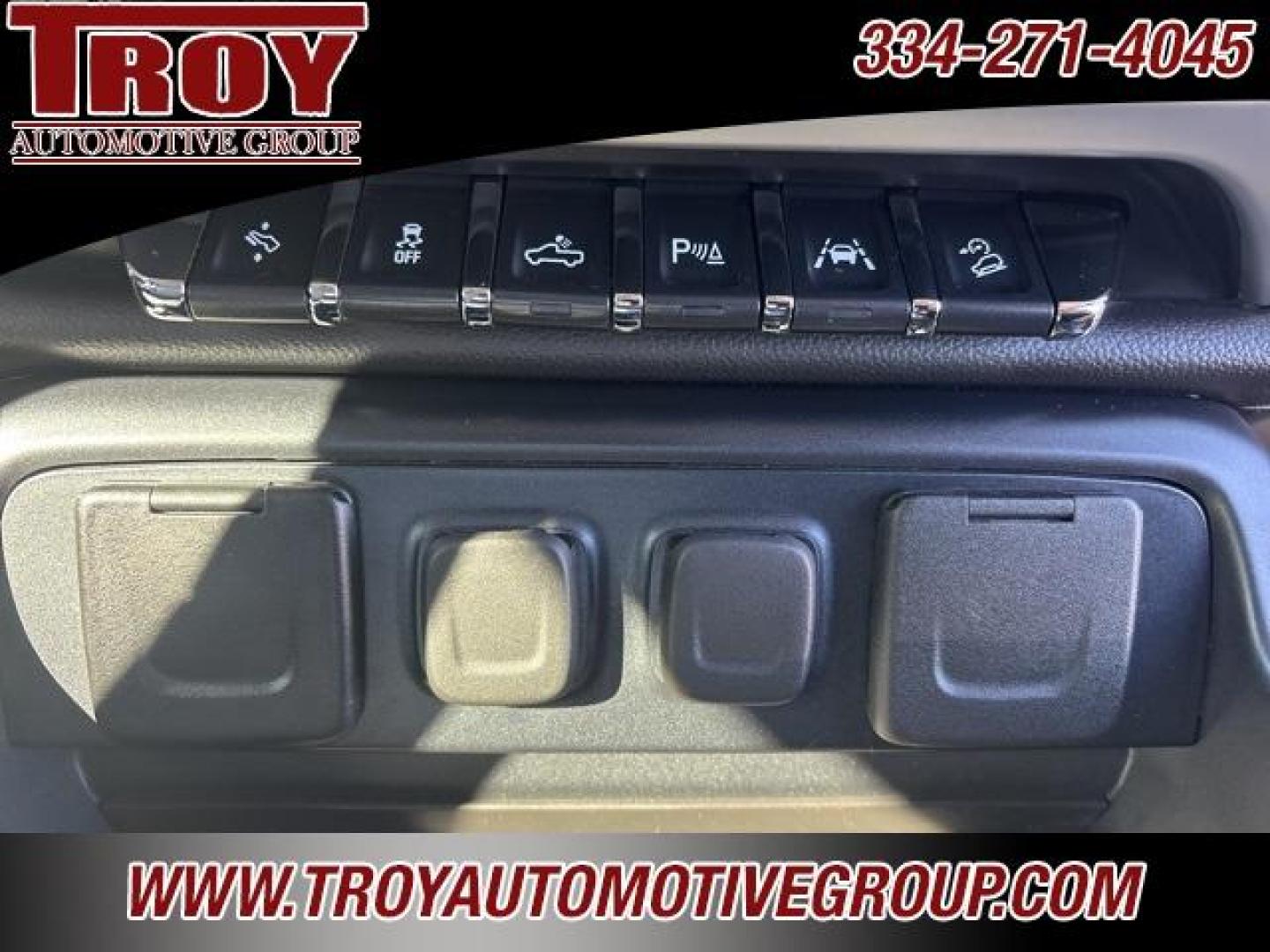 2018 Quicksilver Metallic /Dark Ash Seats With Jet Black Interior Accents GMC Sierra 1500 SLT (3GTU2NEC8JG) with an EcoTec3 5.3L V8 engine, Automatic transmission, located at 6812 Atlanta Hwy, Montgomery, AL, 36117, (334) 271-4045, 32.382118, -86.178673 - Photo#41
