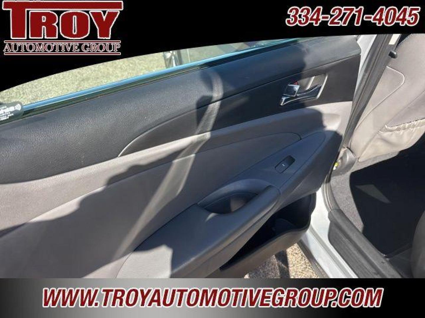 2013 Radiant Silver /Gray Hyundai Sonata SE (5NPEC4AC0DH) with an 2.4L 4-Cylinder DGI 200 hp engine, Automatic transmission, located at 6812 Atlanta Hwy, Montgomery, AL, 36117, (334) 271-4045, 32.382118, -86.178673 - 1-Owner!! - Photo#17