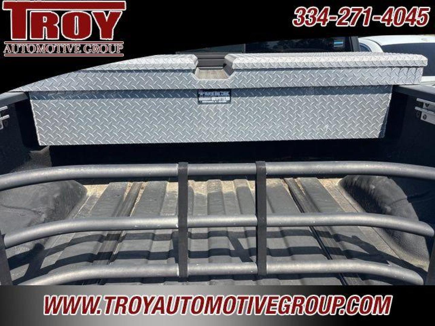 2004 Smoke /Graphite Nissan Titan LE (1N6AA07A74N) with an 5.6L V8 SMPI DOHC engine, Automatic transmission, located at 6812 Atlanta Hwy, Montgomery, AL, 36117, (334) 271-4045, 32.382118, -86.178673 - Leather Interior!!<br>Power Sunroof!!<br>Tow Package!! - Photo#6