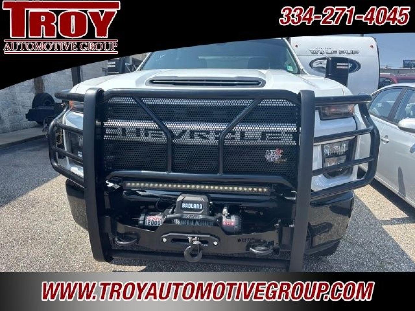 2022 Summit White /Jet Black Chevrolet Silverado 2500HD Custom (2GC4YMEY0N1) with an Duramax 6.6L V8 Turbodiesel engine, Automatic transmission, located at 6812 Atlanta Hwy, Montgomery, AL, 36117, (334) 271-4045, 32.382118, -86.178673- Photo#4