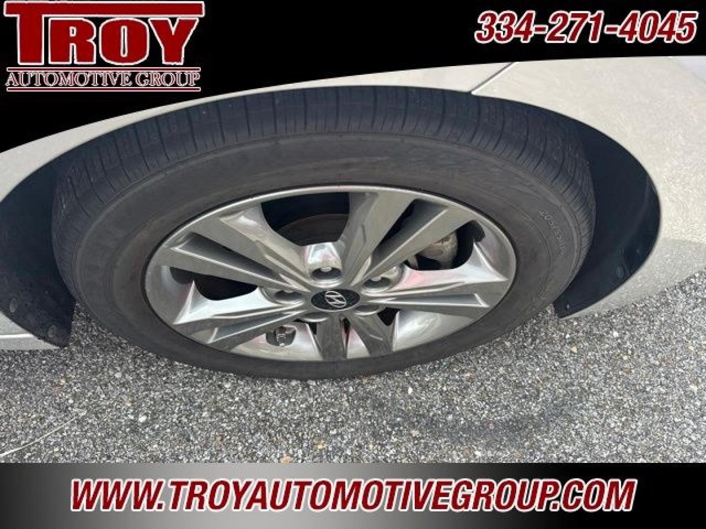 2017 Silver /Gray Hyundai Elantra SE (5NPD84LF5HH) with an 2.0L 4-Cylinder DOHC 16V engine, Automatic transmission, located at 6812 Atlanta Hwy, Montgomery, AL, 36117, (334) 271-4045, 32.382118, -86.178673 - Recent Arrival!<br><br>Silver 2017 Hyundai Elantra SE FWD 2.0L 4-Cylinder DOHC 16V 6-Speed Automatic with Shiftronic<br><br>Financing Available---Top Value for Trades.<br><br>Odometer is 93978 miles below market average! 29/38 City/Highway MPG<br><br><br>Awards:<br> * 2017 KBB.com 10 Most Awarded B- Photo#8