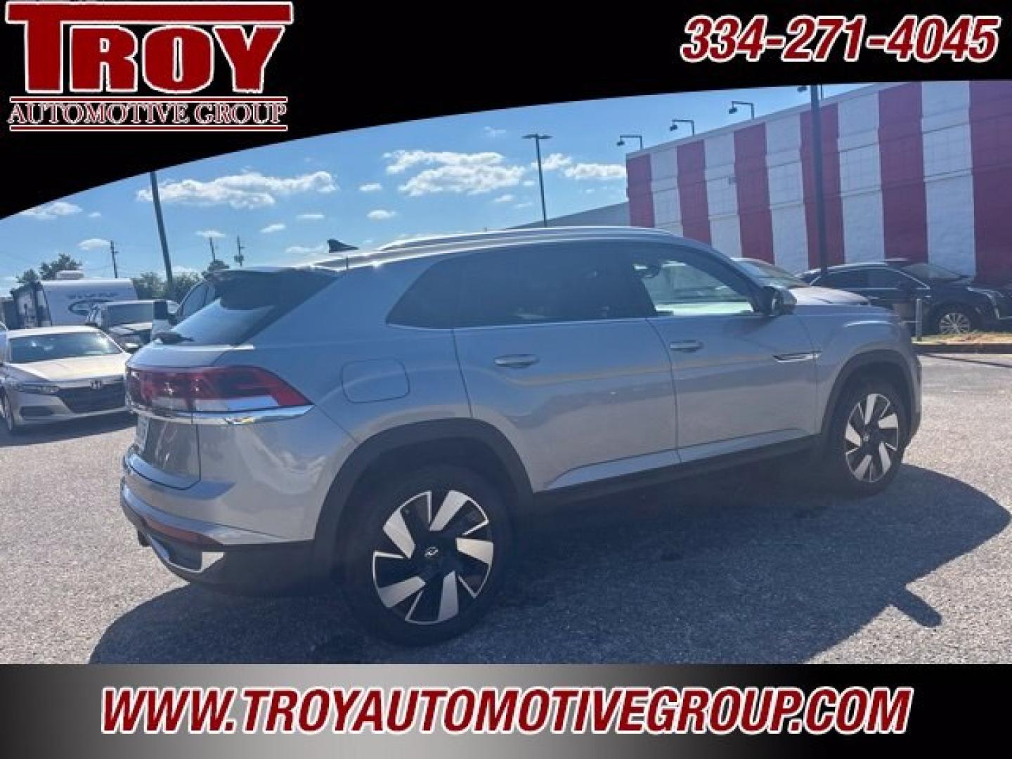 2024 Pure Gray /Titan Black Volkswagen Atlas Cross Sport 2.0T SE w/Technology (1V2JE2CA9RC) with an 2.0L TSI engine, Automatic transmission, located at 6812 Atlanta Hwy, Montgomery, AL, 36117, (334) 271-4045, 32.382118, -86.178673 - Tow Package!<br>1-Owner!!<br>Sunroof<br>Back Up Camera!!<br>Heated/Cooled Seats!!- Photo#11