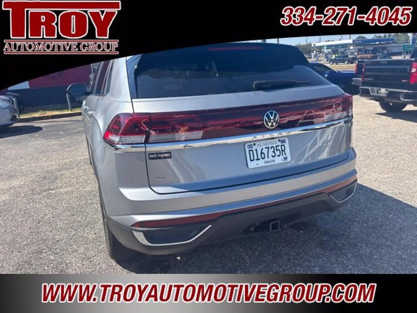 2024 Pure Gray /Titan Black Volkswagen Atlas Cross Sport 2.0T SE w/Technology (1V2JE2CA9RC) with an 2.0L TSI engine, Automatic transmission, located at 6812 Atlanta Hwy, Montgomery, AL, 36117, (334) 271-4045, 32.382118, -86.178673 - Tow Package!<br>1-Owner!!<br>Sunroof<br>Back Up Camera!!<br>Heated/Cooled Seats!!- Photo#15