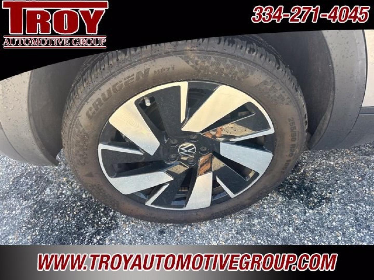 2024 Pure Gray /Titan Black Volkswagen Atlas Cross Sport 2.0T SE w/Technology (1V2JE2CA9RC) with an 2.0L TSI engine, Automatic transmission, located at 6812 Atlanta Hwy, Montgomery, AL, 36117, (334) 271-4045, 32.382118, -86.178673 - Tow Package!<br>1-Owner!!<br>Sunroof<br>Back Up Camera!!<br>Heated/Cooled Seats!!- Photo#19