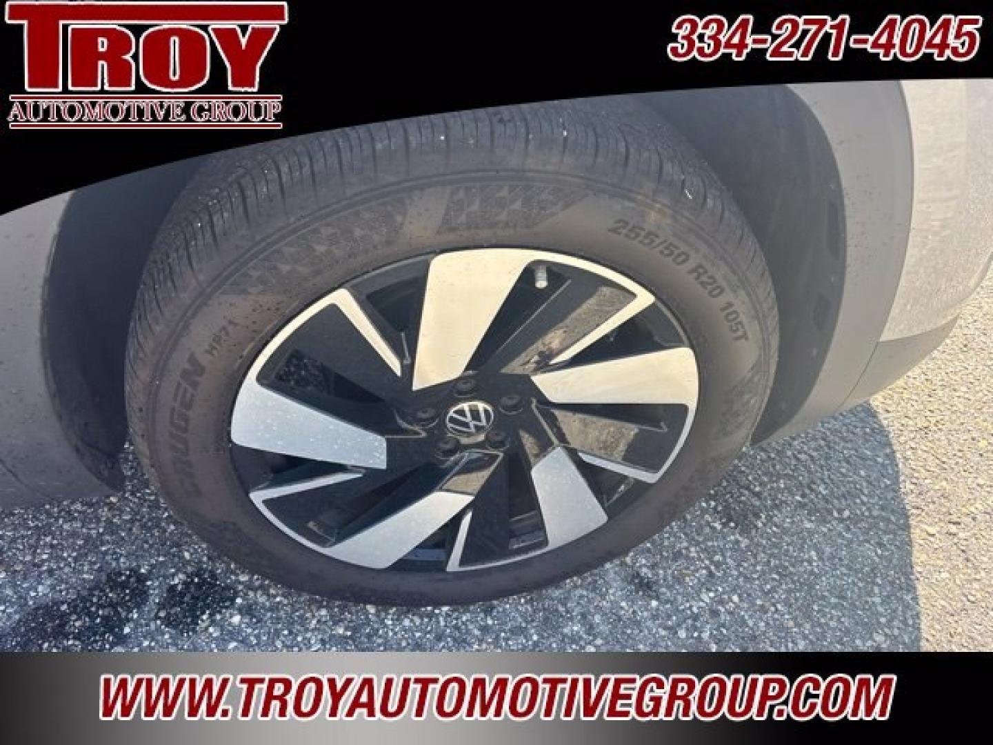 2024 Pure Gray /Titan Black Volkswagen Atlas Cross Sport 2.0T SE w/Technology (1V2JE2CA9RC) with an 2.0L TSI engine, Automatic transmission, located at 6812 Atlanta Hwy, Montgomery, AL, 36117, (334) 271-4045, 32.382118, -86.178673 - Tow Package!<br>1-Owner!!<br>Sunroof<br>Back Up Camera!!<br>Heated/Cooled Seats!!- Photo#20
